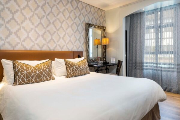 Hilton Deluxe King Room 1 (2)