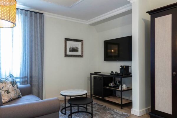 Hilton Deluxe Suite 8